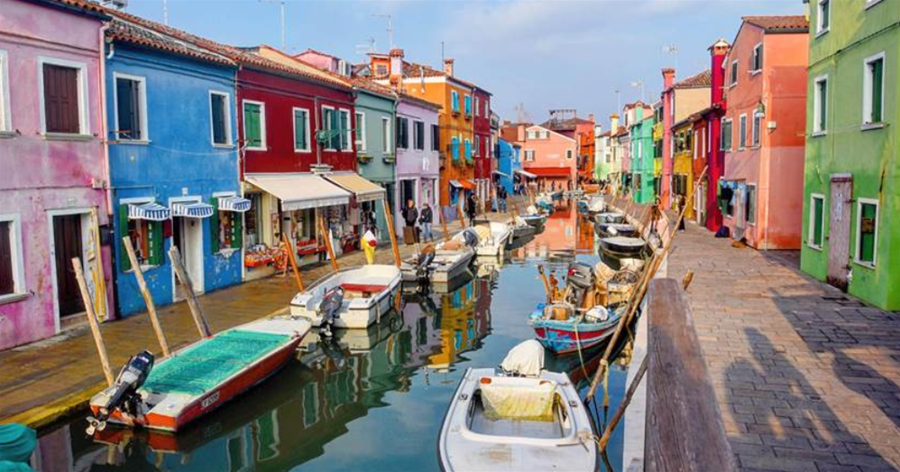 威尼斯這個島嶼，島上居民每年必須刷一次房子，堪稱童話世界