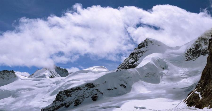 瑞士阿萊奇冰川，阿爾卑斯山最壯麗的冰川，冰面蜿蜒曲折透亮如鏡